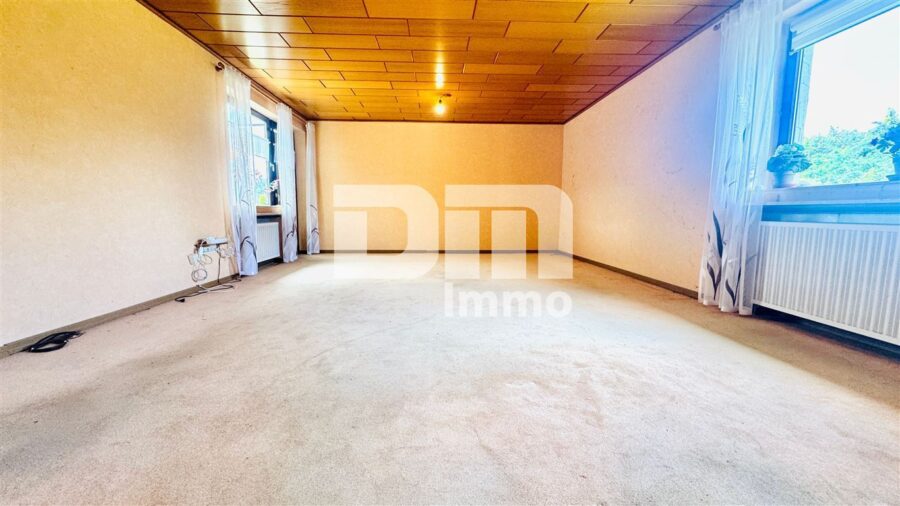 Solider Familien-Bungalow mit großem Potenzial in ruhiger Lage mit Wintergarten und Garage - EG Wohn / Esszimmer / Zugang Wintergarten